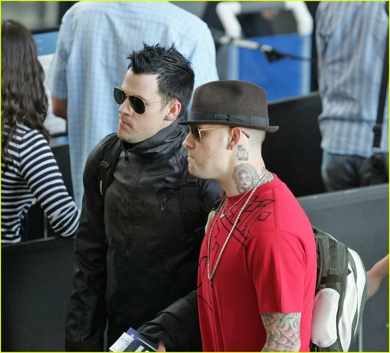 Obrázok “http://i130.photobucket.com/albums/p241/GCSP-Media-Buddy_Album/Aeroport%2026%20Mars/joel-madden-benji-madden-twins-06.jpg” sa nedá zobraziť, pretože obsahuje chyby.
