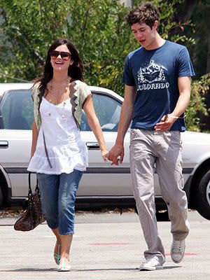 http://i130.photobucket.com/albums/p258/becauseyes/rachel_kar_1155739443.jpg