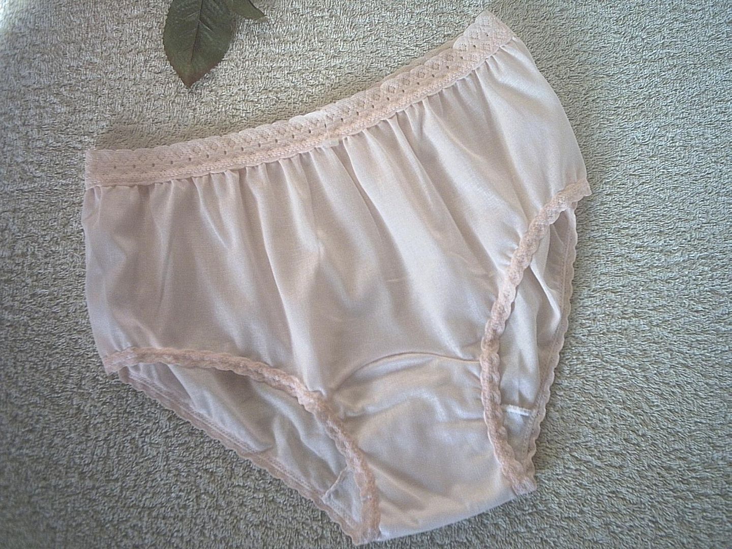 Ladies Pretty Pastel Peach Soft Antron Nylon Lace Full Pinup Style Panties