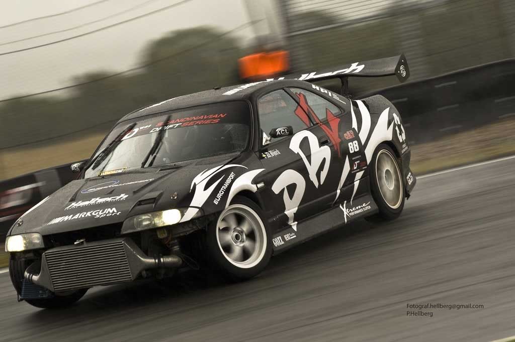 http://i130.photobucket.com/albums/p272/DizAFroG/DriftingSturup/12.jpg