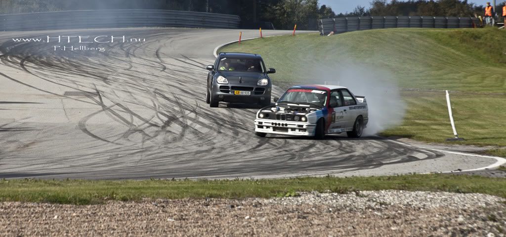 http://i130.photobucket.com/albums/p272/DizAFroG/Scandinavian%20drift%20series/19.jpg