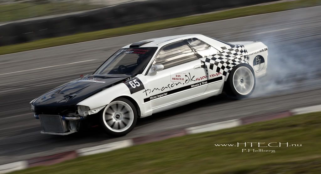 http://i130.photobucket.com/albums/p272/DizAFroG/Scandinavian%20drift%20series/25.jpg