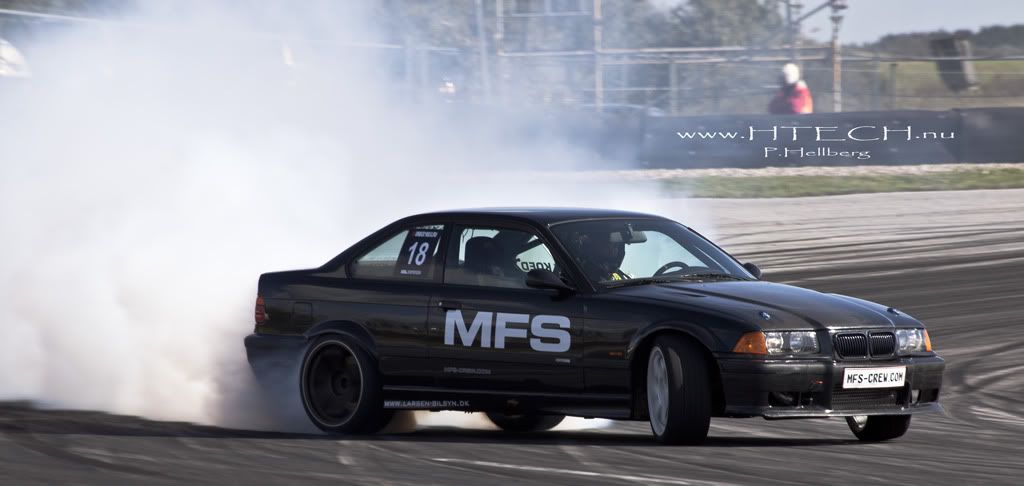 http://i130.photobucket.com/albums/p272/DizAFroG/Scandinavian%20drift%20series/52.jpg