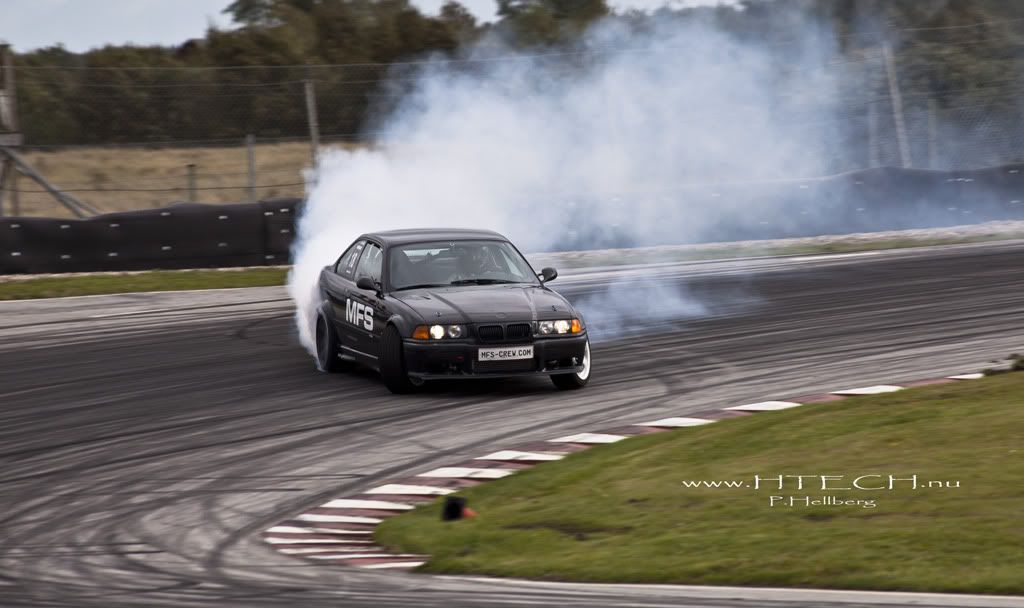 http://i130.photobucket.com/albums/p272/DizAFroG/Scandinavian%20drift%20series/62.jpg