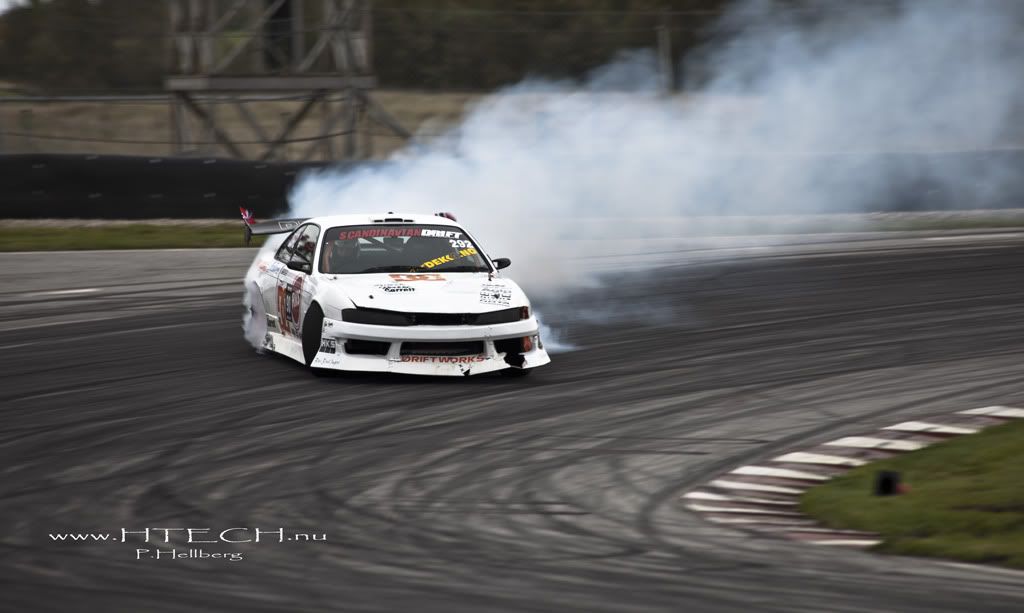 http://i130.photobucket.com/albums/p272/DizAFroG/Scandinavian%20drift%20series/69.jpg