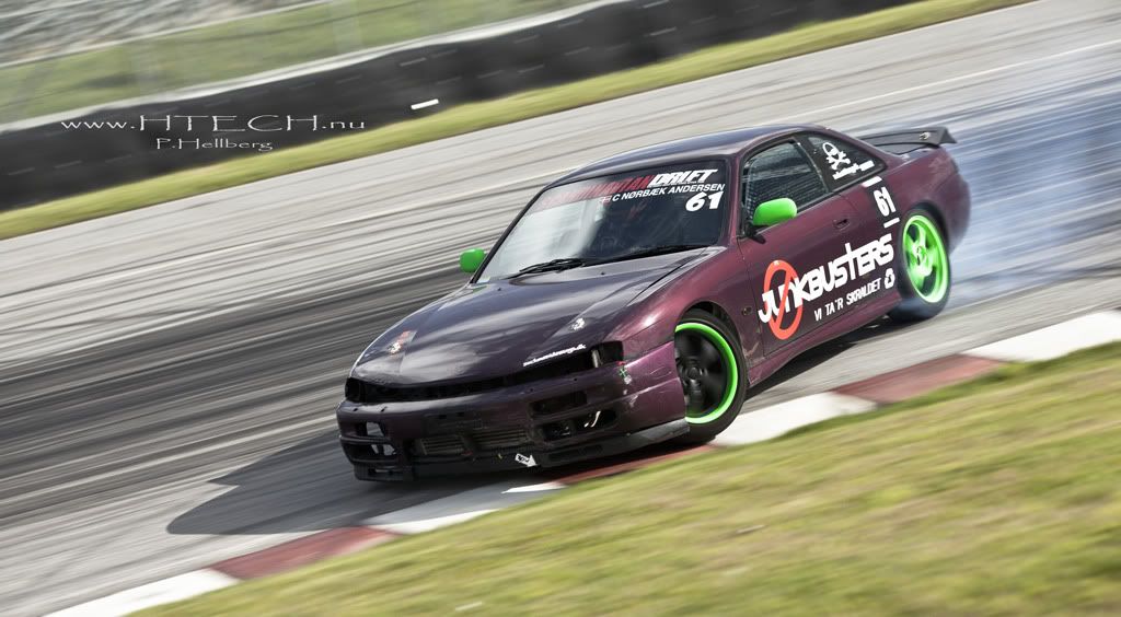 http://i130.photobucket.com/albums/p272/DizAFroG/Scandinavian%20drift%20series/9.jpg