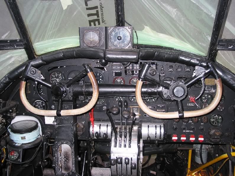 http://i130.photobucket.com/albums/p274/rum_monster/cockpit.jpg