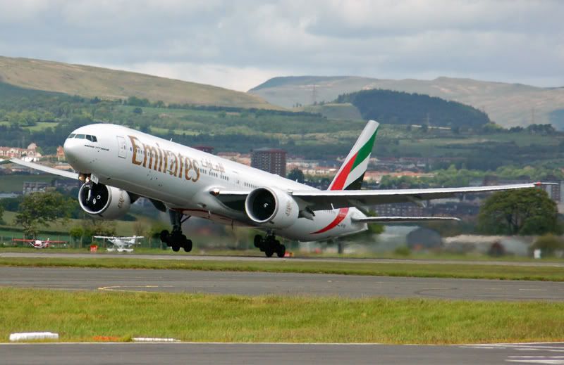 http://i130.photobucket.com/albums/p279/davie_j_p/A6-EBXBOEINGB777EMERITESATGLASGOWAB.jpg