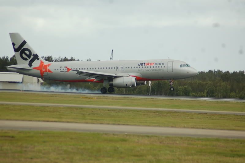 http://i130.photobucket.com/albums/p279/davie_j_p/VH-JQGAIRBUSA320JETSTARATBRISBANEAU.jpg